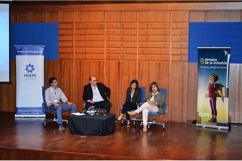 Panel de diálogo con Irupé Buzzetti (ANEP), Fernando Isabela (OPP), Irene González (Plan Ceibal) Panel de diálogo con Irupé Buzzetti (ANEP), Fernando Isabela (OPP), Irene González (Plan Ceibal)