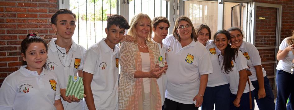 Ministra Cosse junto a alumnos de la Brigada Eficiente del Liceo N°2 de San José Ministra Cosse junto a alumnos de la Brigada Eficiente del Liceo N°2 de San José