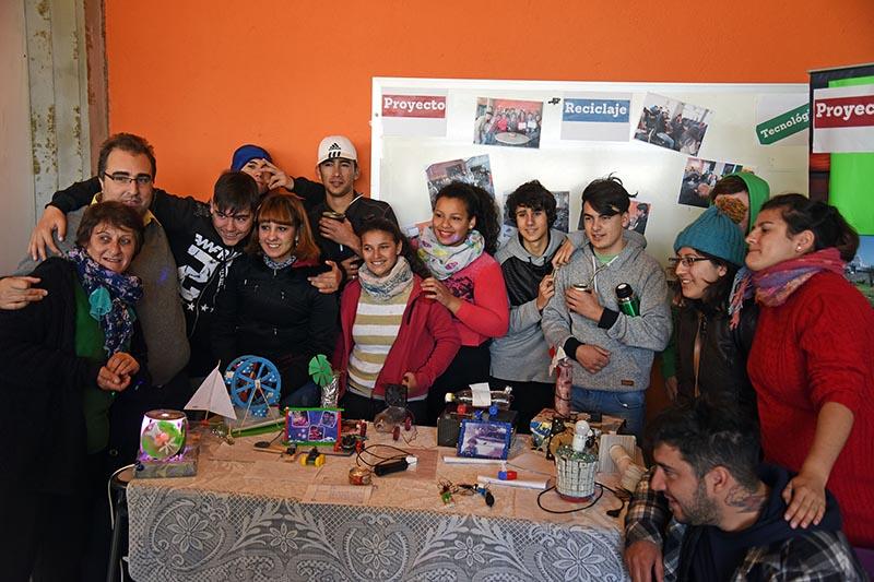 Foto de los jóvenes del programa de alfabetización tecnológica Foto de los jóvenes del programa de alfabetización tecnológica