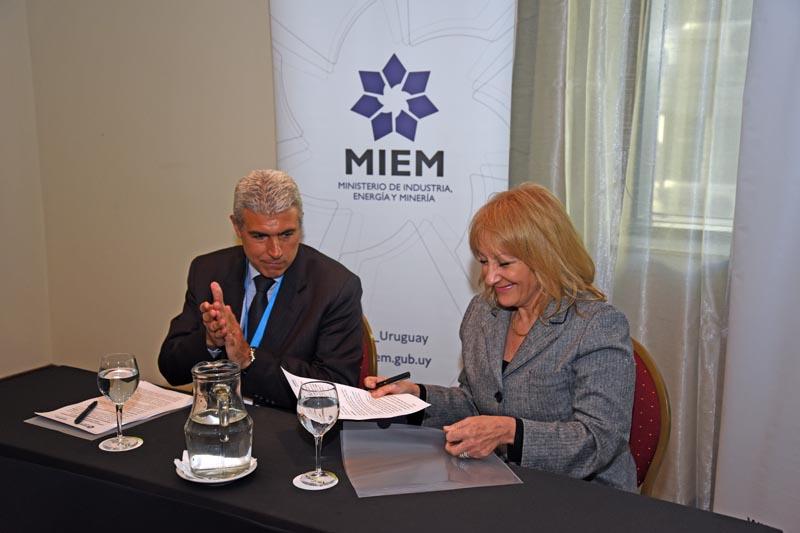 Volver a la página índice « Atrás Acuerdo de cooperación MIEM - Siemens Uruguay Volver a la página índice « Atrás Acuerdo de cooperación MIEM - Siemens Uruguay