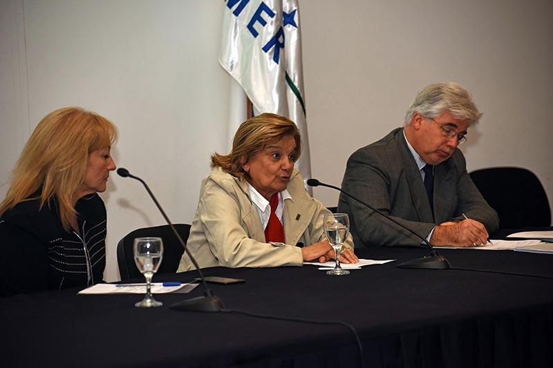 Apertura a cargo de la ministra de Vivenda, Ordenamiento Territorial y Medio Ambiente, Arq. Eneida de León Apertura a cargo de la ministra de Vivenda, Ordenamiento Territorial y Medio Ambiente, Arq. Eneida de León