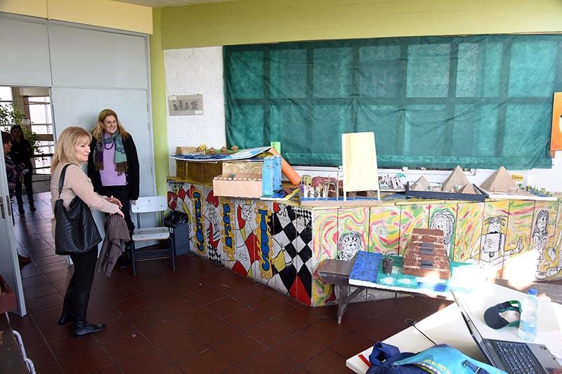 Ministra Carolina Cosse recorriendo los salones del liceo Ministra Carolina Cosse recorriendo los salones del liceo