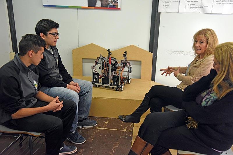 Ministra Carolina Cosse junto a dos de los estudiantes ganadores de los concursos de robótica en EEUU Ministra Carolina Cosse junto a dos de los estudiantes ganadores de los concursos de robótica en EEUU