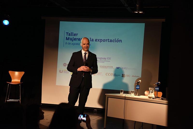 Apertura del evento a cargo de Antonio Carámbula, director ejecutivo de Uruguay XXi Apertura del evento a cargo de Antonio Carámbula, director ejecutivo de Uruguay XXi