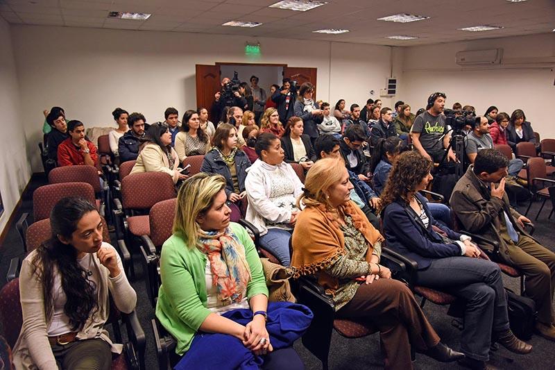 Jóvenes del programa, autoridades del MIEM y público presente Jóvenes del programa, autoridades del MIEM y público presente