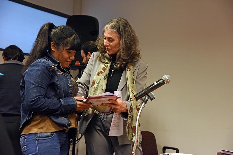 Entrega de la guía para los jóvenes de Yo estudio y trabajo Entrega de la guía para los jóvenes de Yo estudio y trabajo