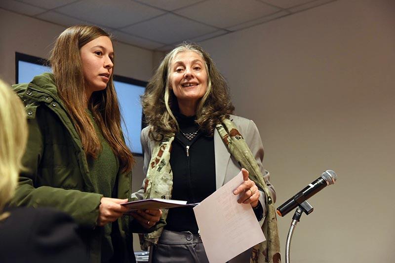 Entrega de la guía para los jóvenes de Yo estudio y trabajo Entrega de la guía para los jóvenes de Yo estudio y trabajo