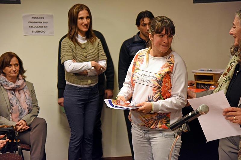 Entrega de la guía para los jóvenes de Yo estudio y trabajo Entrega de la guía para los jóvenes de Yo estudio y trabajo