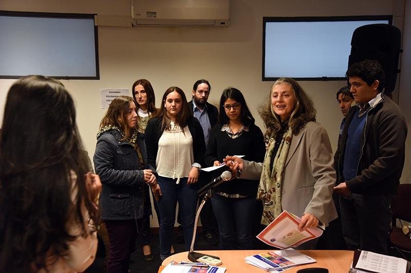 Entrega de la guía para los jóvenes de Yo estudio y trabajo Entrega de la guía para los jóvenes de Yo estudio y trabajo