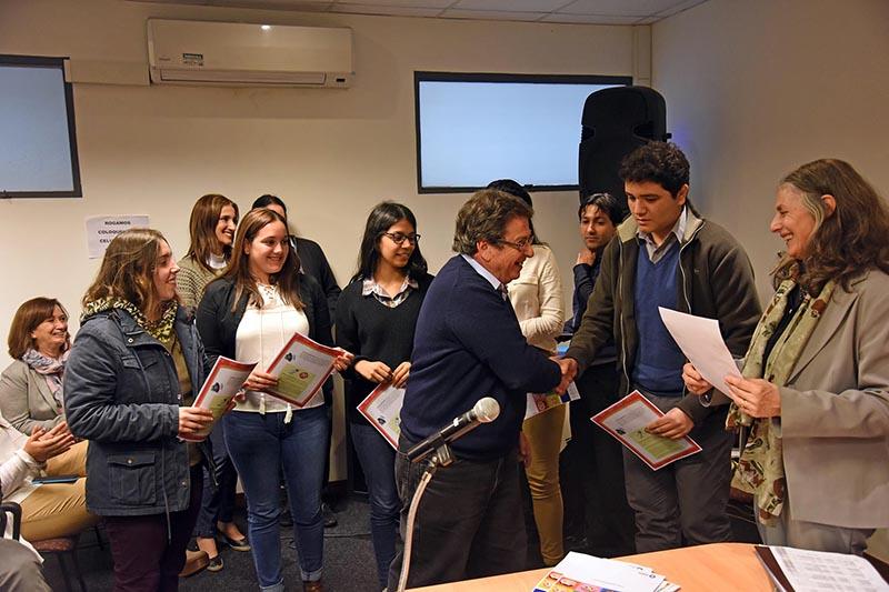 Entrega de la guía para los jóvenes de Yo estudio y trabajo Entrega de la guía para los jóvenes de Yo estudio y trabajo