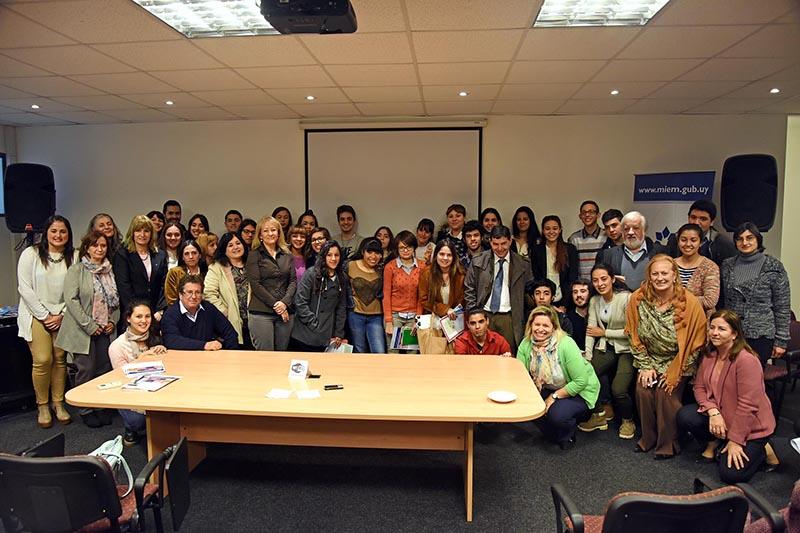 Foto de autoridades junto a los jóvenes beneficiarios del programa Foto de autoridades junto a los jóvenes beneficiarios del programa