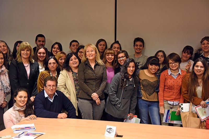 Ministra de Industria, Energía y Minería, Ing. Carolina Cosse junto a los jóvenes beneficiarios del programa Ministra de Industria, Energía y Minería, Ing. Carolina Cosse junto a los jóvenes beneficiarios del programa