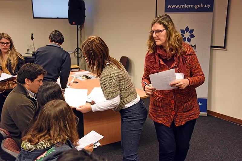 Firma de contratos laborales de los jóvenes con el MIEM Firma de contratos laborales de los jóvenes con el MIEM