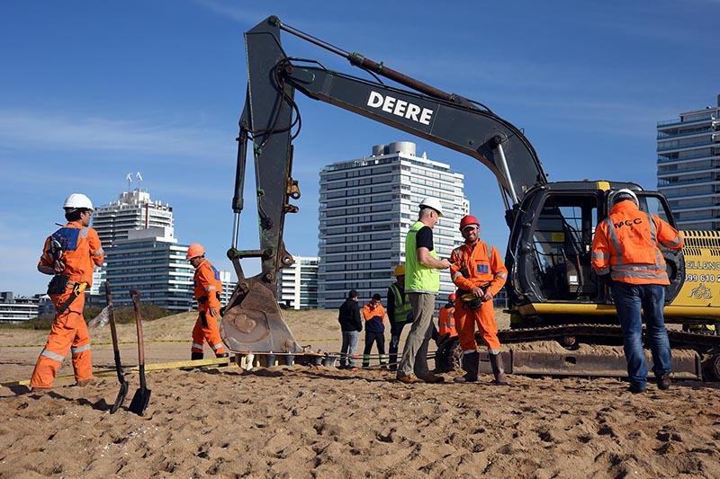 Operarios de Antel trabajando en el último tramo de conexión del cable subacuático Operarios de Antel trabajando en el último tramo de conexión del cable subacuático