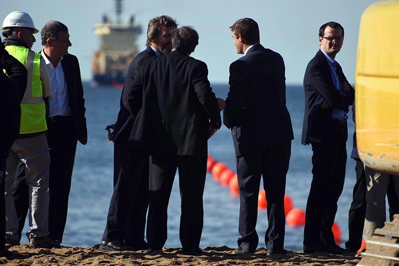Autoridades nacionales expectantes de la conexión del último tramo del tendido del cable Autoridades nacionales expectantes de la conexión del último tramo del tendido del cable