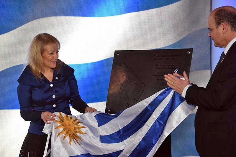 La ministra Ing. Carolina Cosse y el presidente de Antel, Ing. Andrés Tolosa, descubren la placa La ministra Ing. Carolina Cosse y el presidente de Antel, Ing. Andrés Tolosa, descubren la placa