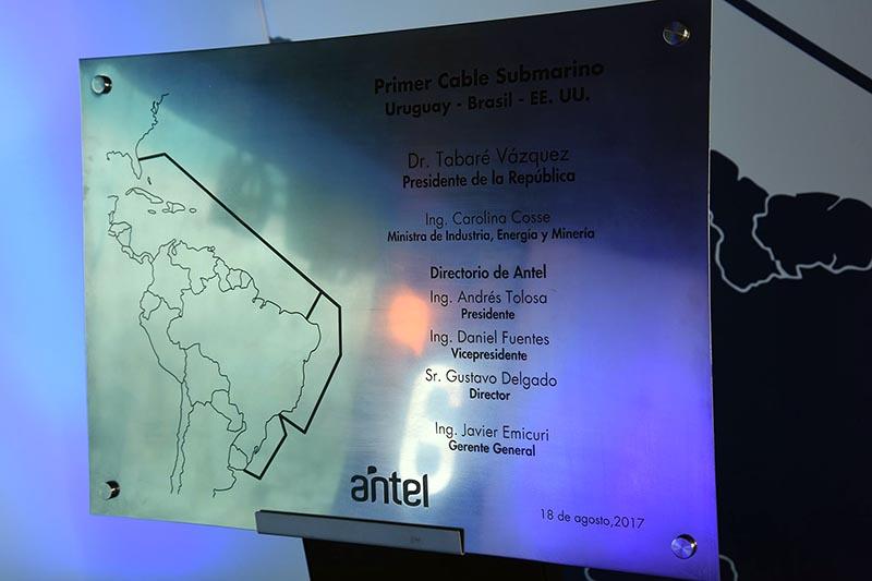 Placa fundacional de la inauguración del primer cable sumbarino de fibra óptica Placa fundacional de la inauguración del primer cable sumbarino de fibra óptica
