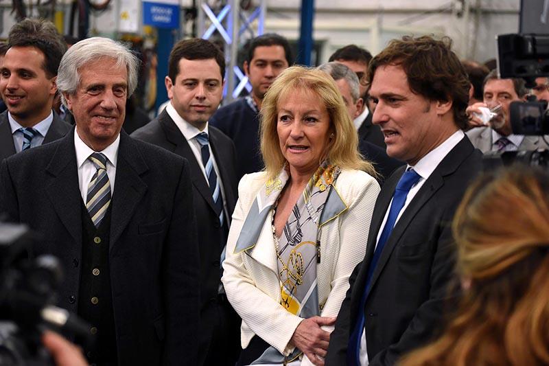 La ministra Ing. Carolina Cosse junto al presidente Tabaré Vázquez y al director generl de Nordex, Federico de Posadas