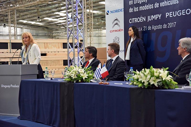 Ministra Carolina Cosse y panel de autoridades