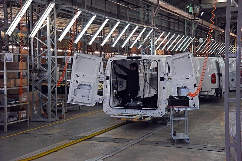 Recorrida por la sección Pintura de la planta industrial de Nordex