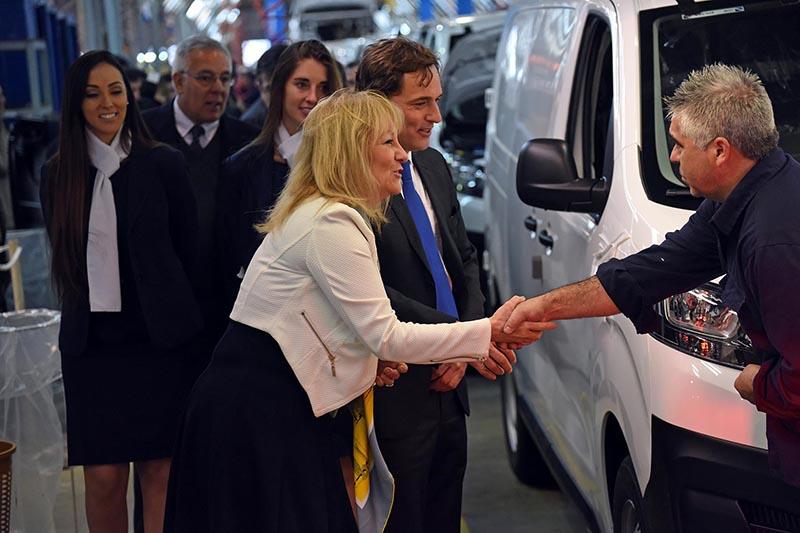 La ministra Carolina Cosse saludando al personal de la empresa