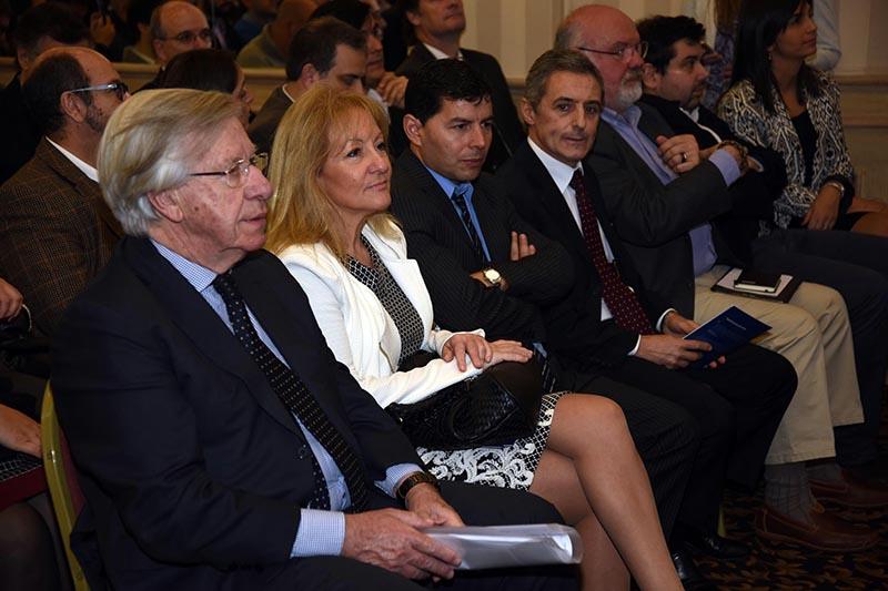 Ministro de Economía y Finanzas, Ec. Danilo Astori; junto a la ministra Carolina Cosse Ministro de Economía y Finanzas, Ec. Danilo Astori; junto a la ministra Carolina Cosse