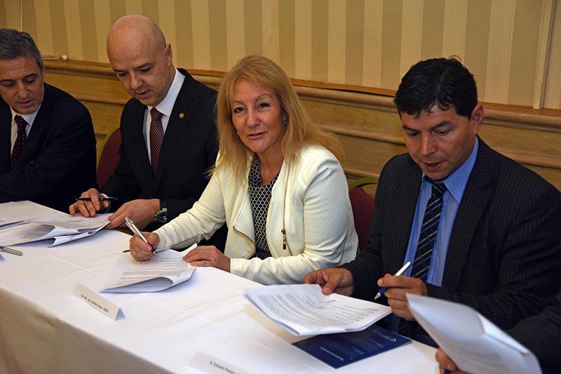 Ministra de Industria, Energía y Minería, Ing. Carolina Cosse durante la firma del convenio Ministra de Industria, Energía y Minería, Ing. Carolina Cosse durante la firma del convenio