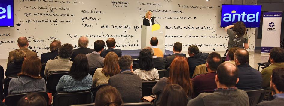 Participación de la ministra Carolina Cosse en la Mesa de reflexión Producción del futuro Participación de la ministra Carolina Cosse en la Mesa de reflexión Producción del futuro