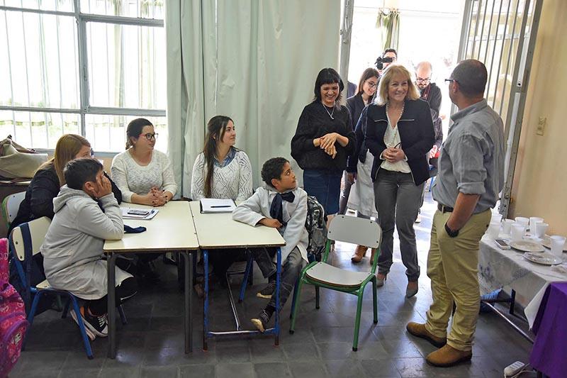 Ministra Cosse junto a escolares y maestras de las escuelas de Pando y Barros Blancos Ministra Cosse junto a escolares y maestras de las escuelas de Pando y Barros Blancos