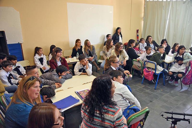 Maestras y alumnos durante la presentación de proyectos Maestras y alumnos durante la presentación de proyectos