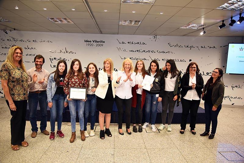 Autoridades nacionales junto a los estudiantes del Liceo de Tala Autoridades nacionales junto a los estudiantes del Liceo de Tala