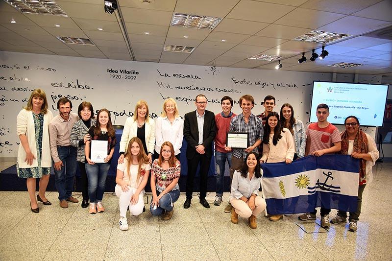 Autoridades nacionales premian a estudiantes del Liceo Eugeni Capdeville de Río Negro. Autoridades nacionales premian a estudiantes del Liceo Eugeni Capdeville de Río Negro.