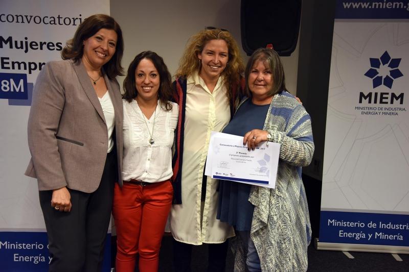 Entrega de diploma a María del Carmen Varela de Licores del Sur Entrega de diploma a María del Carmen Varela de Licores del Sur