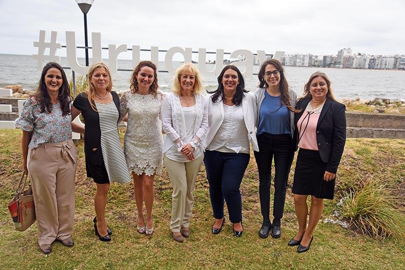 Grupo de trabajo participante del proyecto Uruguay Emprendedor junto a la ministra Ing. Carolina Cosse Grupo de trabajo participante del proyecto Uruguay Emprendedor junto a la ministra Ing. Carolina Cosse