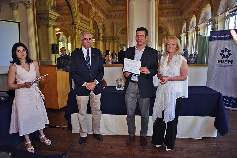 Entrega de diplomas a empresas ganadoras del Fondo Industrial