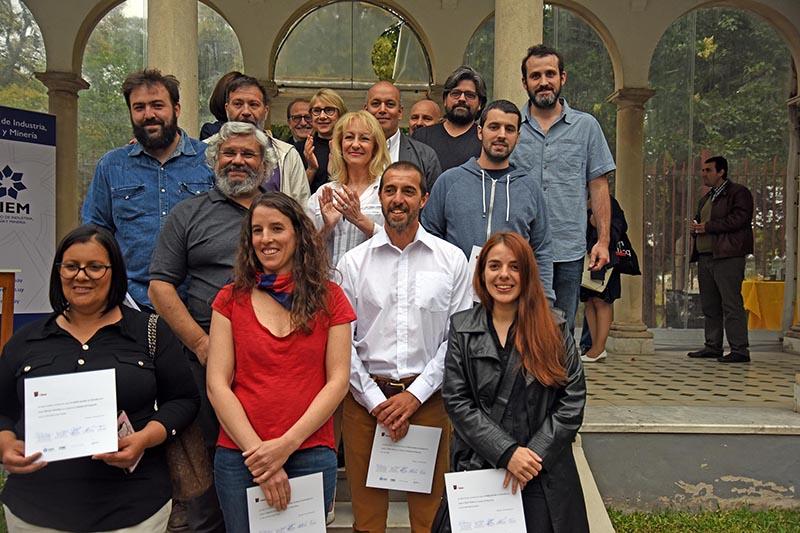 Foto de las autoridades nacionales con los artesanos premiados Foto de las autoridades nacionales con los artesanos premiados