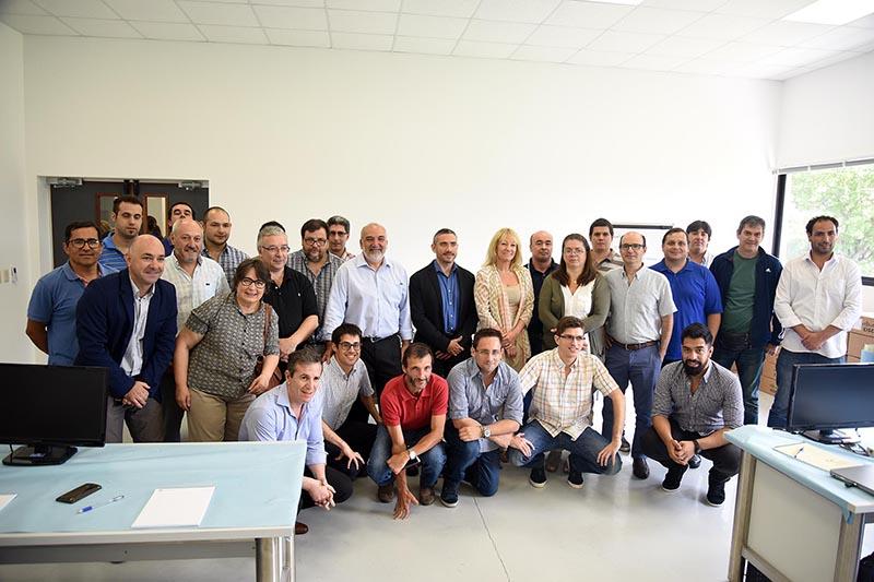 Foto de autoridades nacionales y asistentes al curso Foto de autoridades nacionales y asistentes al curso