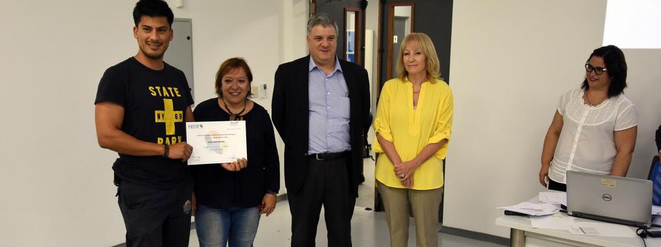 Ministra Cosse entrega certificados a trabajadores en el Caime Ministra Cosse entrega certificados a trabajadores en el Caime