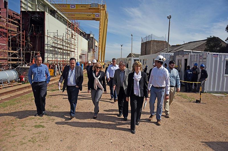 Equipo del MIEM recorre la nueva draga en predio de la Armada Nacional Equipo del MIEM recorre la nueva draga en predio de la Armada Nacional