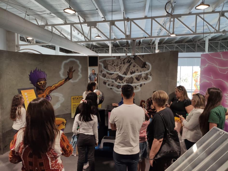 Visita a los stands de Espacio Ciencia Personas visitan stands en Espacio Ciencia