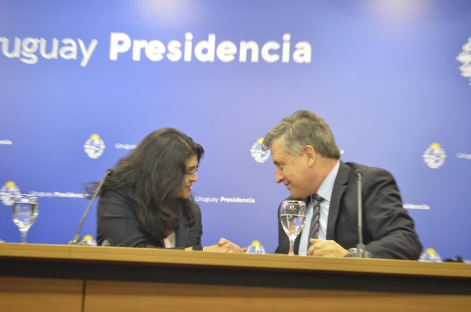Representante de Microsoft, Rashmi Misra, y ministro Omar Paganini Representante de Microsoft, Rashmi Misra, y ministro Omar Paganini, sentados en una mesa