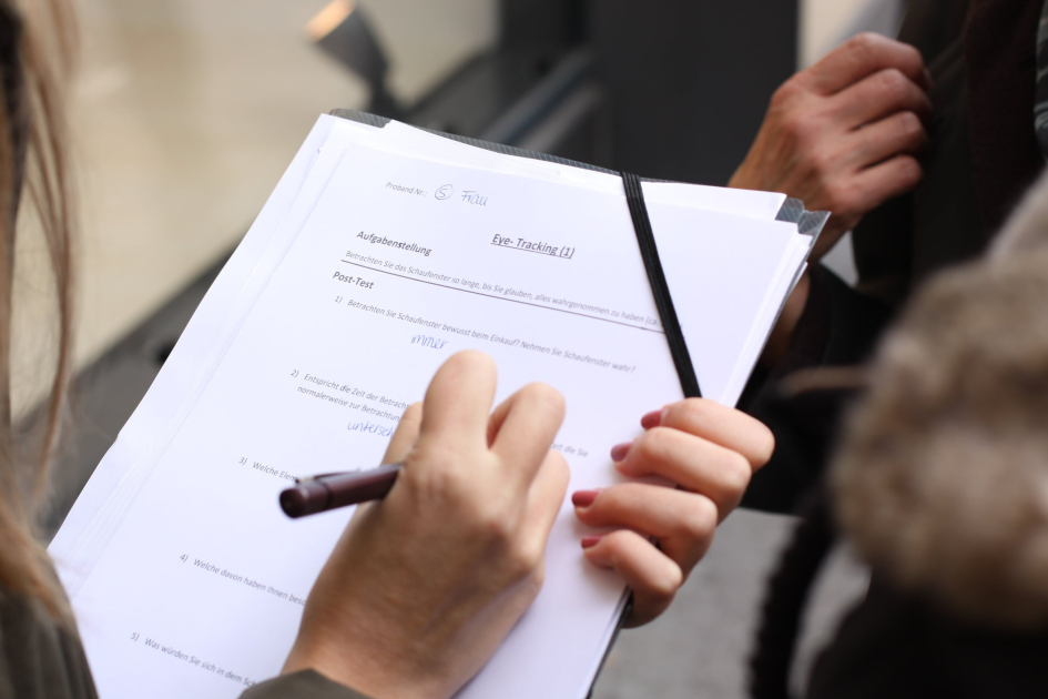Llamado de expresión de interés para empresas que deseen participar del trabajo de campo del BEU Manos de una persona completan un formulario