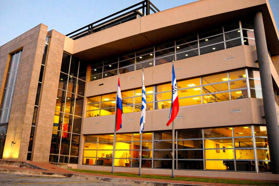 Fachada CIU Fachada de la CIU. Al frente se encuentran los pabellones nacionales. Imagen tomada del sitio de CIU