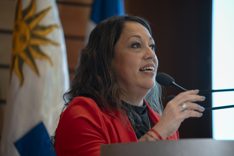Fernanda Cardona. Foto de Presidencia. Autor Pablo La Rosa. Fernanda Cardona habla a micrófono