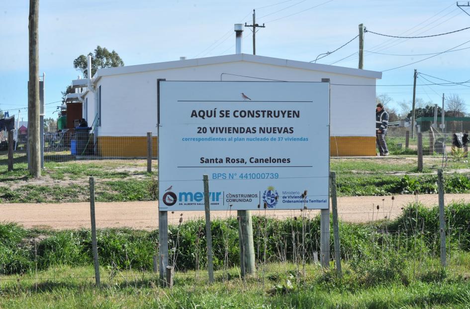 Cartel informativo del programa Mevir en el complejo nuclear de Santa Rosa