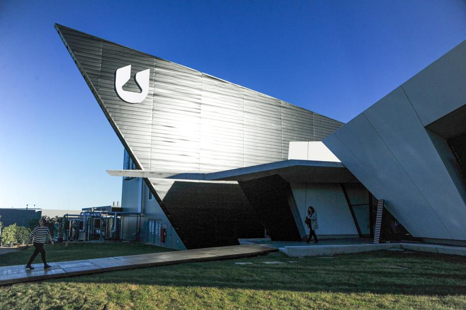 El nuevo espacio está ubicado en el km 22 de la Ruta Interbalnearia Exterior de la planta; incluye el logo; frente, un espacio verde