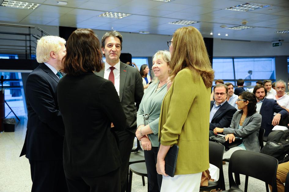 Facio junto a autoridades de UTE y del MIEM Facio junto a la presidenta de UTE, el vicepresidente del ente, y autoridades del MIEM