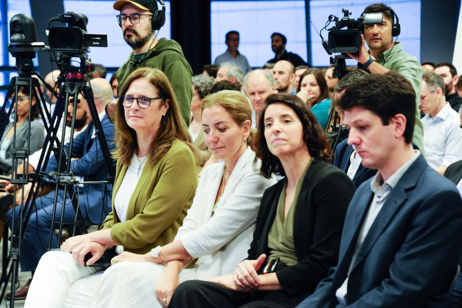 La ministra junto a autoridades del MIEM La ministra sentados junto a autoridades del MIEM