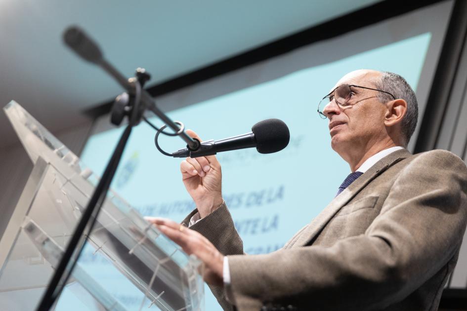 Presidente de la Comisión Técnica Mixta de Salto Grande, Gonzalo Casaravilla Casaravilla, visto desde abajo, habla con un micrófono