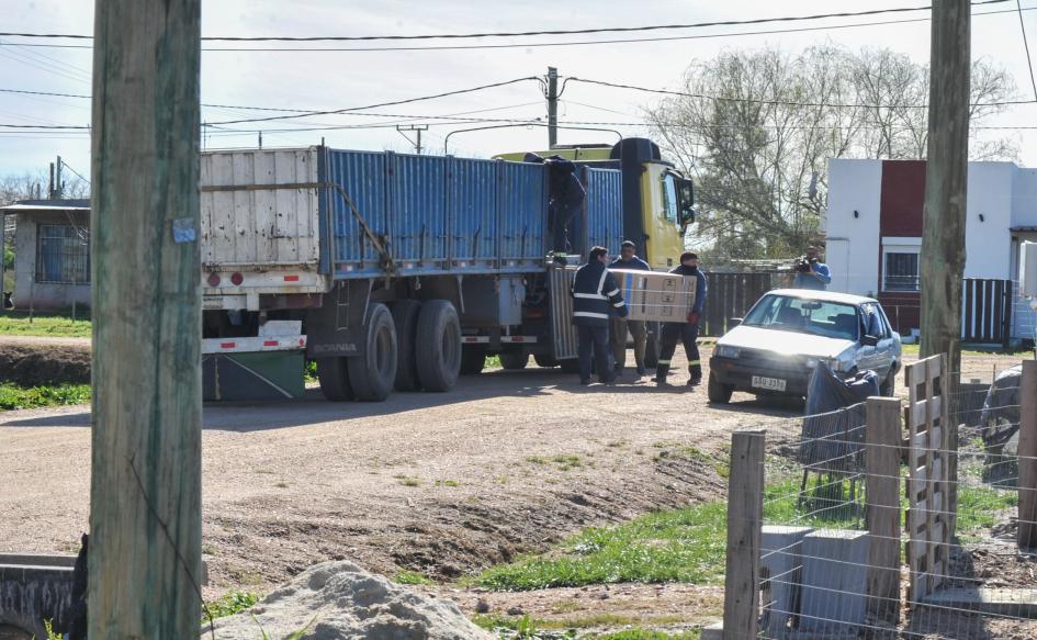 Los usuarios de Mevir recibieron heladeras nuevas y eficientes Camión descargando heladeras nuevas para entregar en el complejo